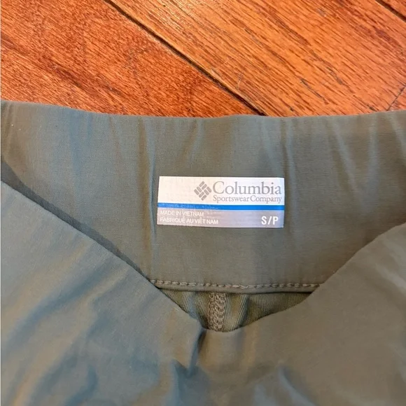 Colombian Women’s Army Green Pull On Skort - Size Small - Picture 3 of 4